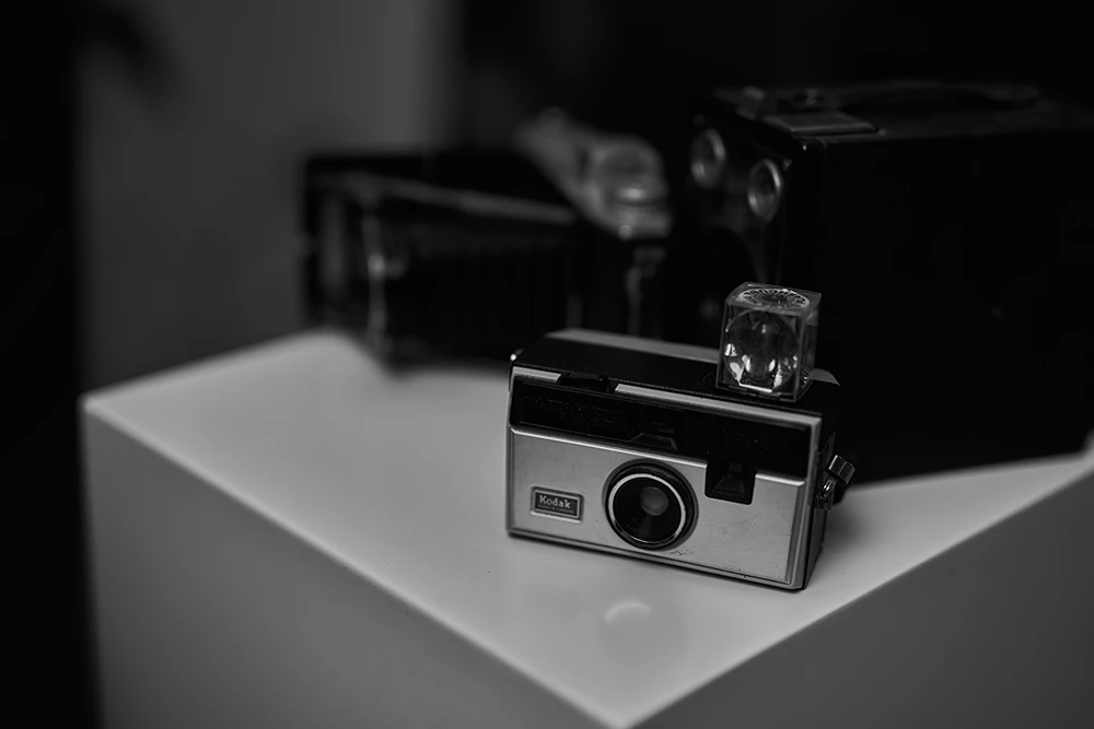 alte Kamera von Kodak auf einem Podest