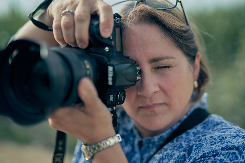 Chantal Lamarre hat ihre Kamera im Anschlag und blickt konzentriert durch den Sucher